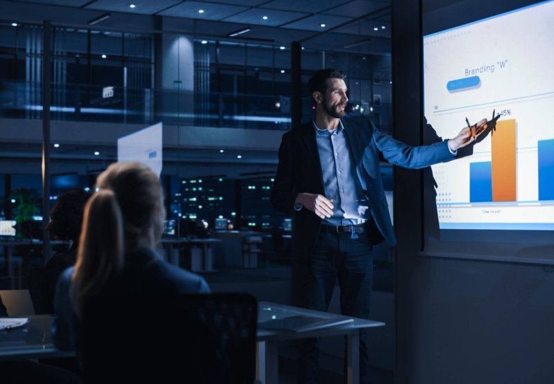 Conference,Business,Meeting,Presentation:,Ceo,Businessman,Shows,Data,To,Group